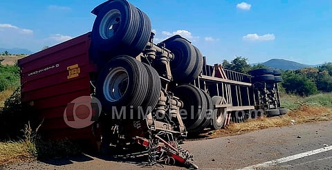Remolque se desprende de tráiler y vuelca en la autopista Siglo XXI, en ...