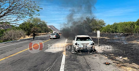 Auto arde en llamas por aparente falla mecánica en la Siglo XXI