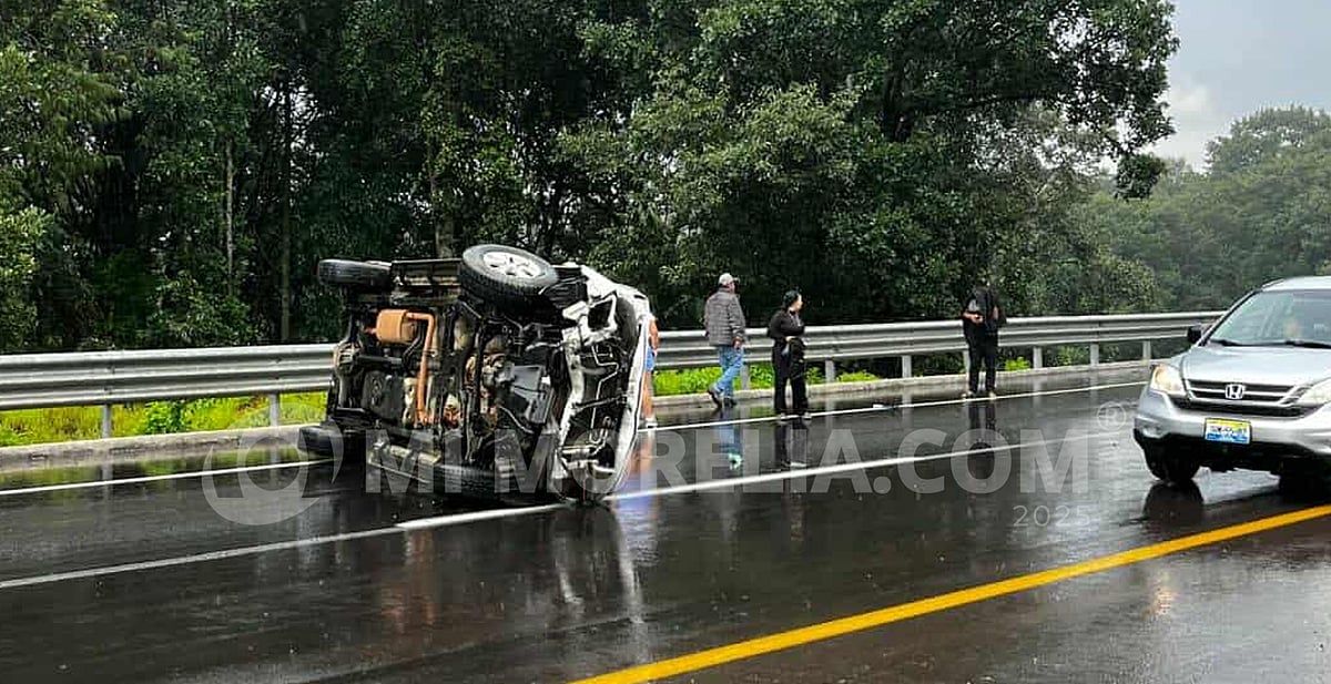 Se registra choque-volcadura de camioneta en la Siglo XXI