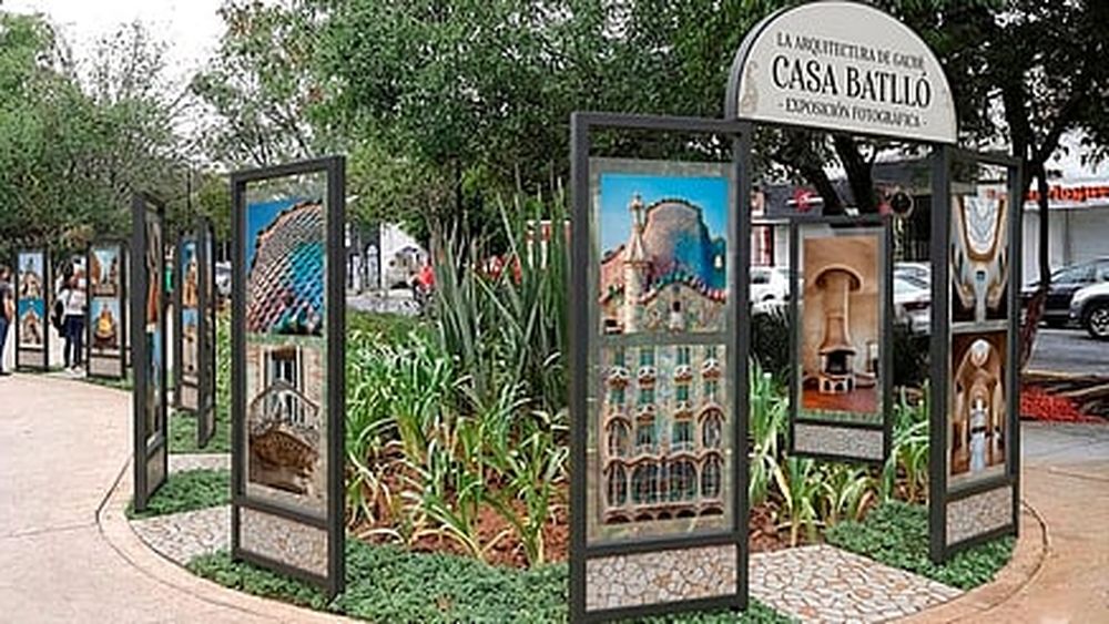 La muestra reúne 34 imágenes en gran formato de Casa Batlló