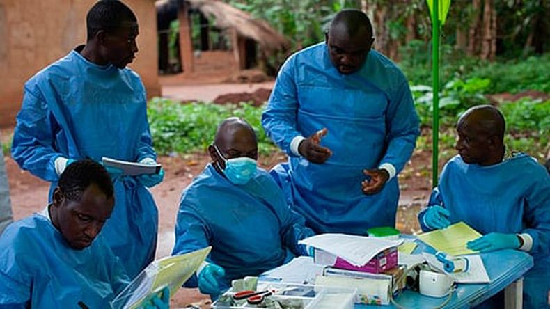 Un equipo trabaja en la vacuna contra el ébola en Katongourou, en Guinea (Foto: OMS/S. Hawke)