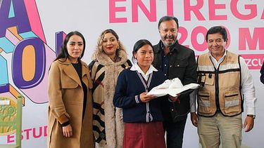julio arreola participa en la entrega de tenis del programa jalo a estudiar