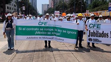 jubilados de cfe de michoacan y colima se unen a la mega marcha por sus derechos