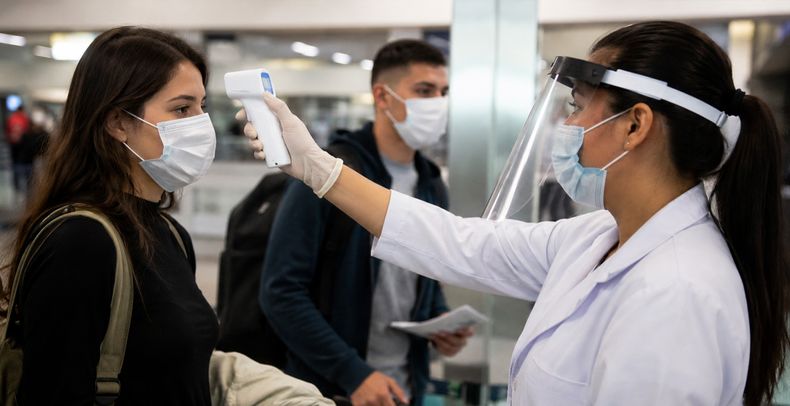 Personal sanitario realiza filtros preventivos y revisión de pasajeros en aeropuertos internacionales ante el brote de ébola registrado en África.