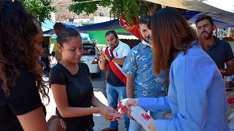En negocios y el mercado municipal se entrega gel antibacterial (Foto: cortesía)