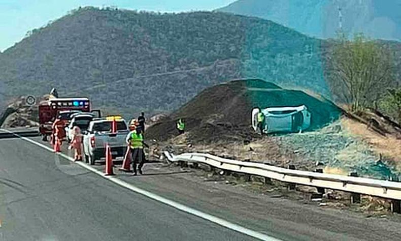 Vuelca vehículo en la Siglo XXI y deja 7 heridos, entre ellos hay ...