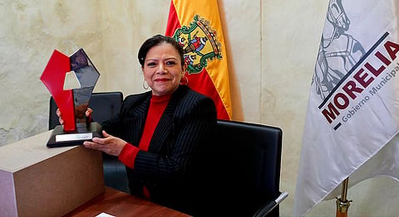 La tesorera municipal, María de los Remedios López Moreno, fue la encargada de recibir dicho reconocimiento (Foto Cortesía)