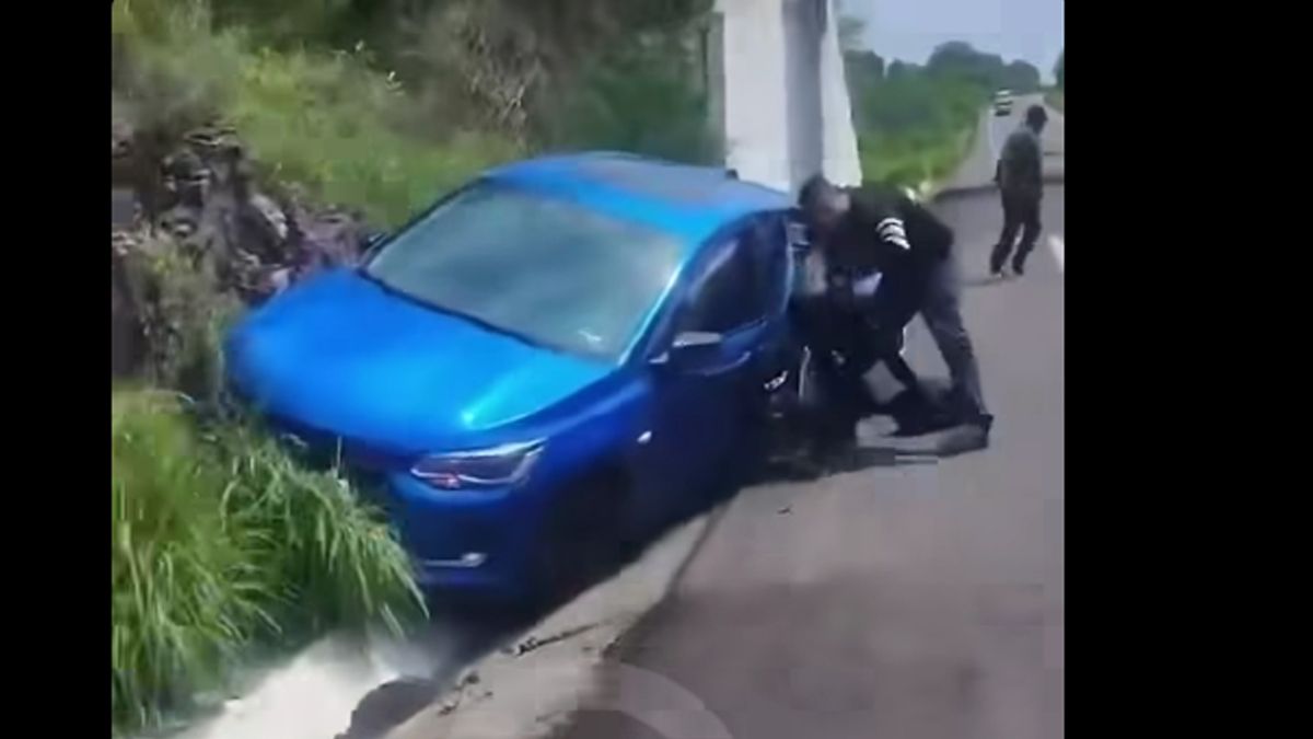 Tráiler choca a auto y se da a la fuga, en la autopista Siglo XXI