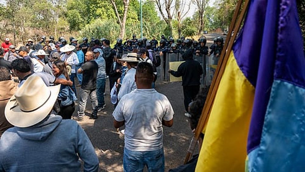 Trifulca en Casa Michoacán; se enfrentan comuneros de Sevina y policías
