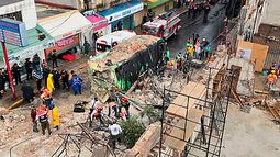 Colapsa barda sobre camión y auto en CDMX; reportan lesionados