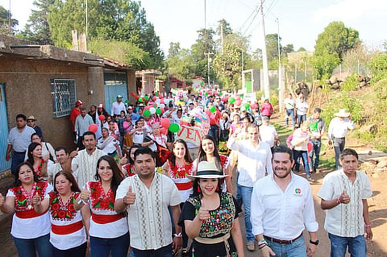 Acompañada de Emmanuel Irepani Hernández, candidato a presidente municipal por Tzintzuntzan, Xóchitl Ruiz dijo que impulsará desde el Senado acciones que permitan mejorar las condiciones actuales (Foto: Cortesía)