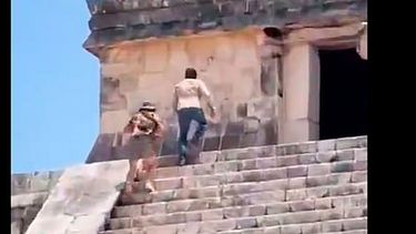 Turistas desafían vigilancia y suben a Kukulkán en Chichén Itzá