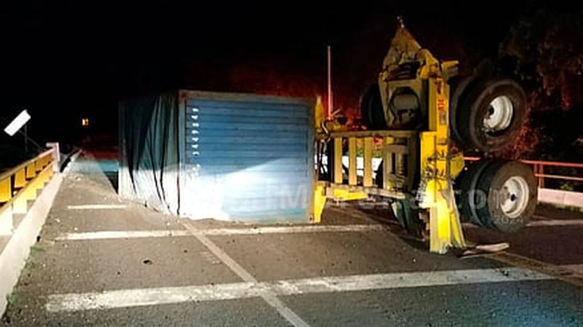 Remolque “se zafa” de tráiler y vuelca en la autopista Siglo XXI