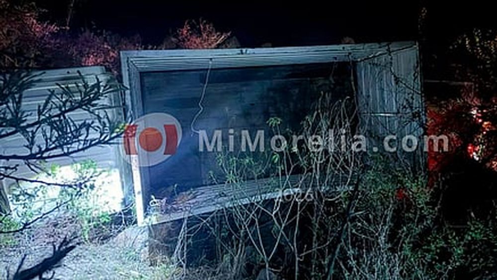 Camión volcó y conductor murió aplastado en la carretera Morelia-Chiquimitío