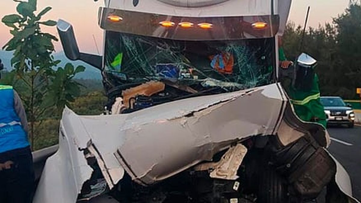 Chocan tráiler y camión en la Siglo XXI; hay un herido de gravedad