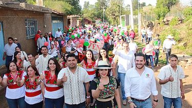 Acompañada de Emmanuel Irepani Hernández, candidato a presidente municipal por Tzintzuntzan, Xóchitl Ruiz dijo que impulsará desde el Senado acciones que permitan mejorar las condiciones actuales (Foto: Cortesía)