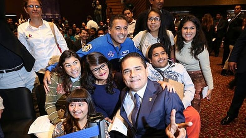 El astronauta michoacano impartió la conferencia “Cosechando estrellas en Morelia (Foto ACG)