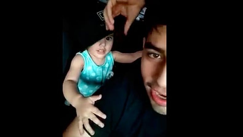 La madre de la bebé huyó del lugar en una camioneta en compañía de otra persona (Foto: Captura de video)