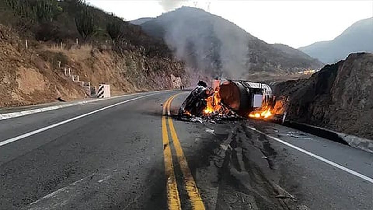 Vuelca y se incendia pipa en la autopista Siglo XXI, en Michoacán