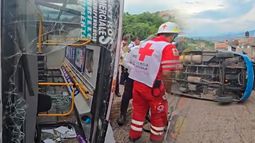 Cruz Roja y Bomberos de Morelia atendieron a los pasajeros luego de que la unidad volcara en la calle Maestro Samuel Joaquín Flores (Foto: RED 113)