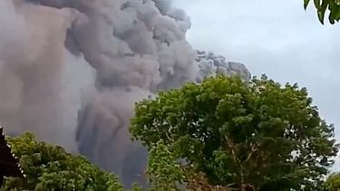 Alerta por erupción del volcán Mayón en Filipinas; más de mil 500 familias evacuadas