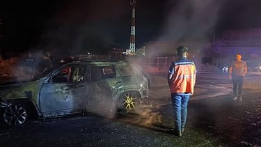 fuego consume vehiculo en huetamo; investigan posible falla mecanica