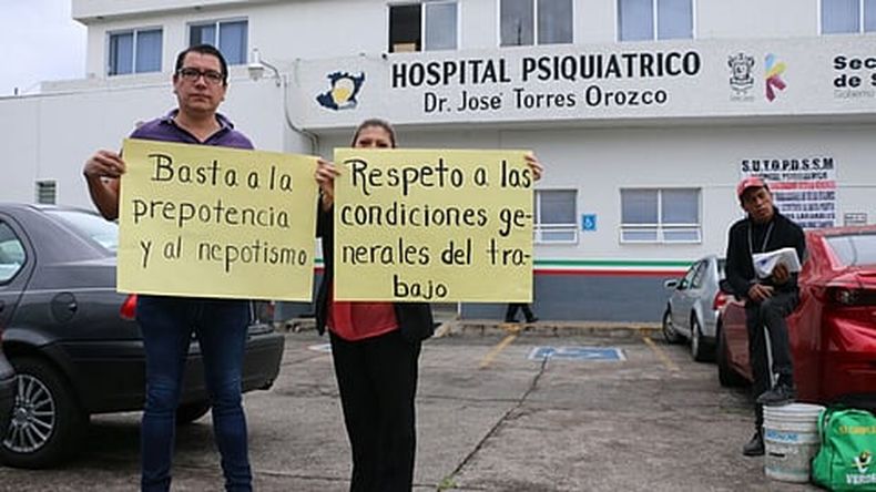 Los trabajadores se manifestaron en demanda de atención por parte de autoridades de salud (Foto: ACG)