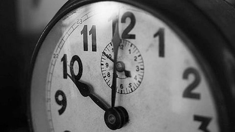 El sábado antes de irte a dormir, asegúrate de atrasar tu reloj (Foto: pixaby)