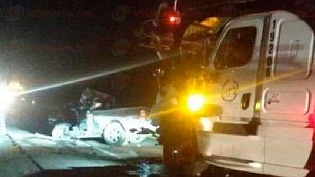 Camioneta y tráiler nodriza chocan en Michoacán; hay un muerto