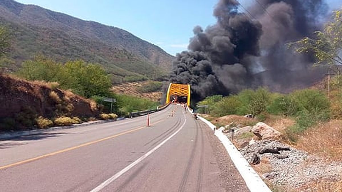 Continúan labores de atención y limpieza en la autopista Siglo XXI tras ...