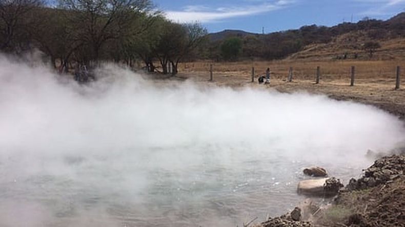 El brote de agua que emergió en san Agustín del Maíz, cuando se hacía una perforación profunda, ha reducido su caudal, su comportamiento aún es incierto