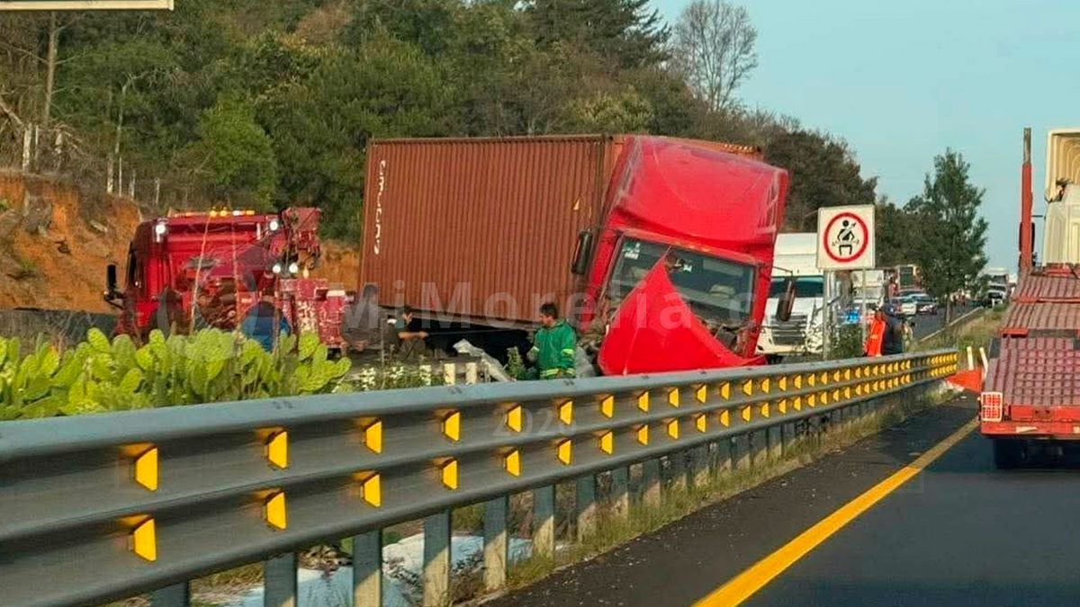 Tractocamión choca y termina en cuneta de la Siglo XXI