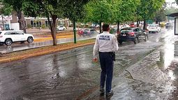 Lluvia complica vialidades; Policía Morelia apoya tráfico