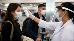 Personal sanitario realiza filtros preventivos y revisión de pasajeros en aeropuertos internacionales ante el brote de ébola registrado en África.