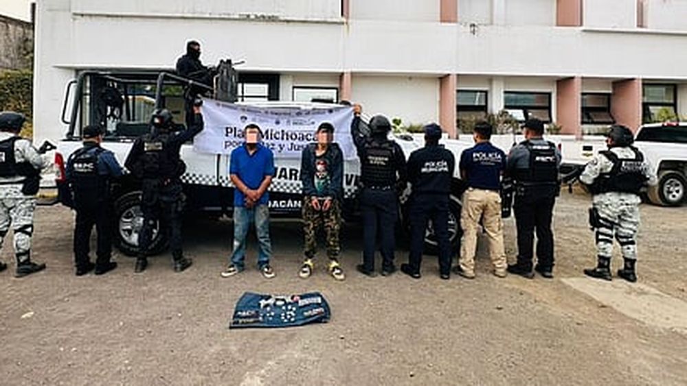 Detienen a dos hombres con 24 dosis de droga en Charapan