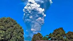 Erupción de volcán en Indonesia deja tres excursionistas muertos
