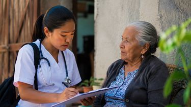 Personal médico del programa Salud Casa por Casa brindará atención y seguimiento médico a adultos mayores mediante el nuevo Servicio Universal de Salud en México.