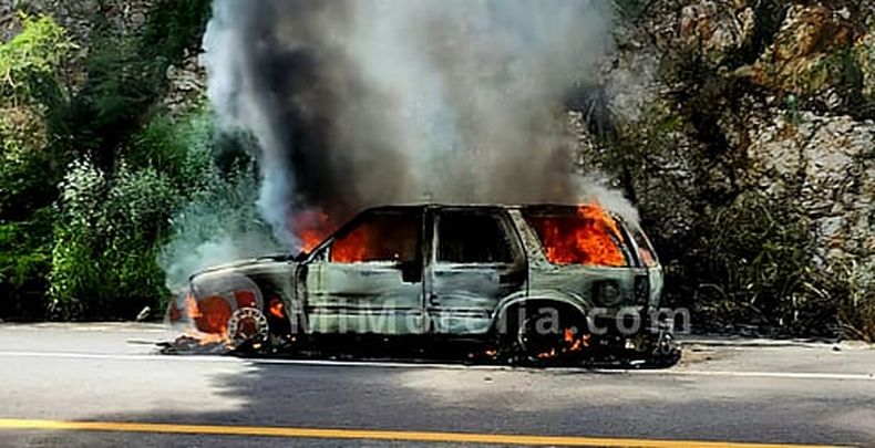 Camioneta arde en llamas sobre la autopista Siglo XXI