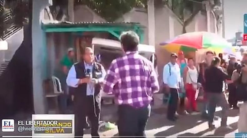 El periodista logró esquivar el ataque, y varias de las personas que estaban presentes, así como colegas del mismo, intervinieron para evitar que el desconocido volviera a agredirlo (Foto: Captura de Video)