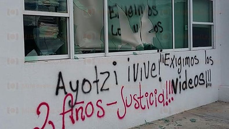 Junto con padres de los 43 normalistas desaparecidos, los estudiantes atravesaron los once autobuses