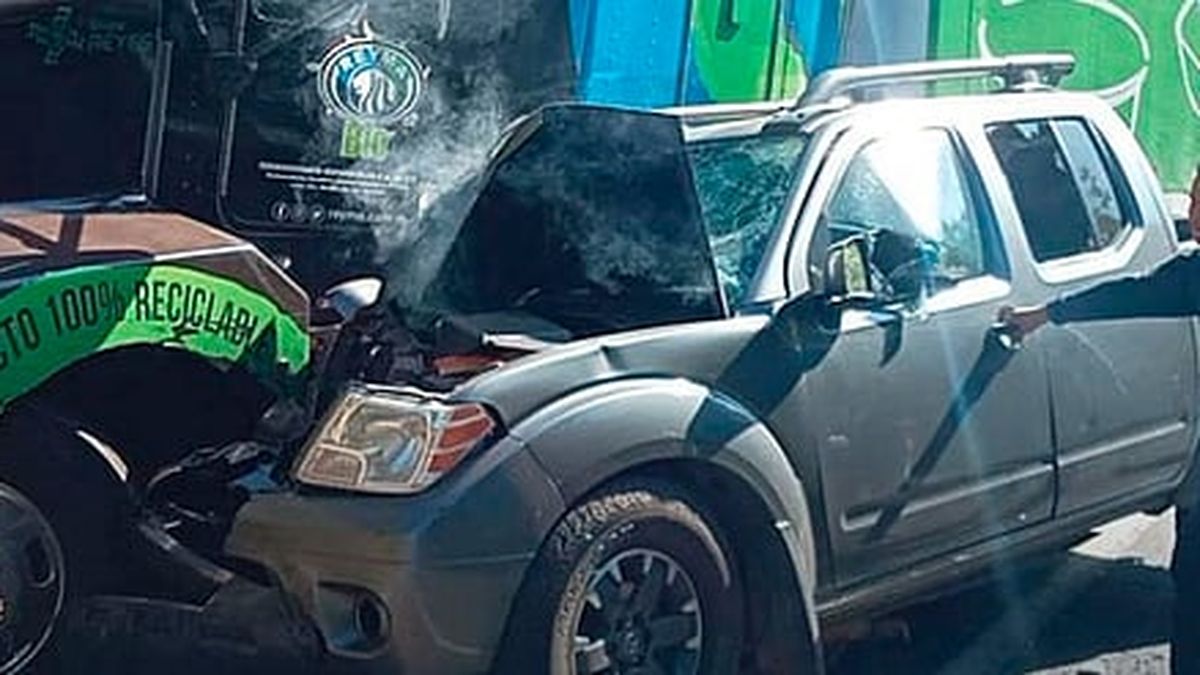 Tráiler y camioneta chocan en salida de Uruapan, cerca de la Siglo XXI ...
