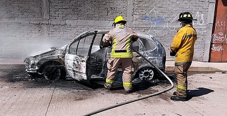 mimorelia%2F2026 04 01%2F33uzexf8%2Fmimorelia incendio de autos.jpg?w=480&auto=format%2Ccompress&fit=max